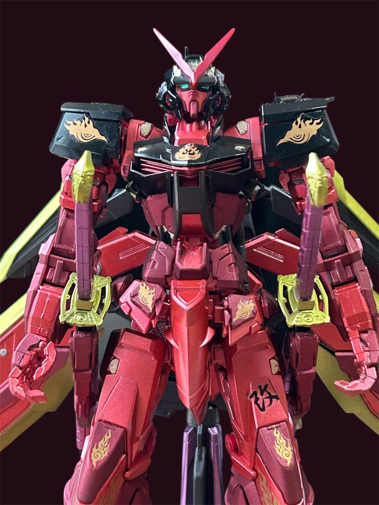 メタリックレッド系、ゴールド系、ブラック系それぞれ2色ずつ、色合いを変えて塗り分けました。