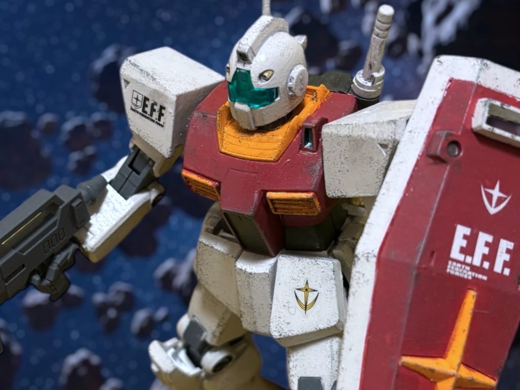 　地球連邦宇宙軍のビル中尉は、デブリの影で息を潜めていた。ネオ・ジオンの部隊を捕捉し、対応のため、３個小隊で出動した。敵も、同程度の規模だったはずだ。それが、自分以外は、おそらく、敵も味方も全滅している。一瞬のことだった。（……終わりだ。）こうしていても、いずれ敵に見つかり、屠られる。