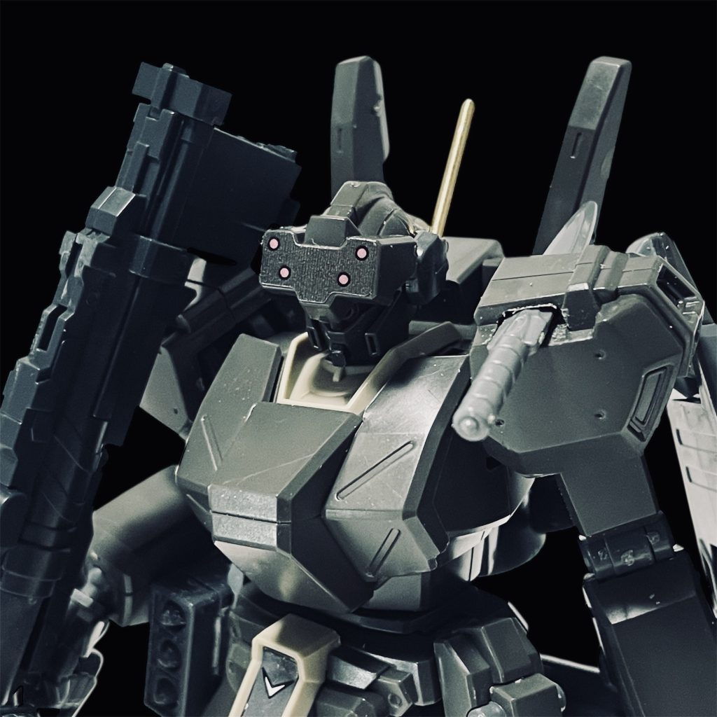 どうしても実体剣を装備させたかったのですが、連邦系で似合いそうな物を探すのに苦労しました。アンテナは真鍮線で作成しています。