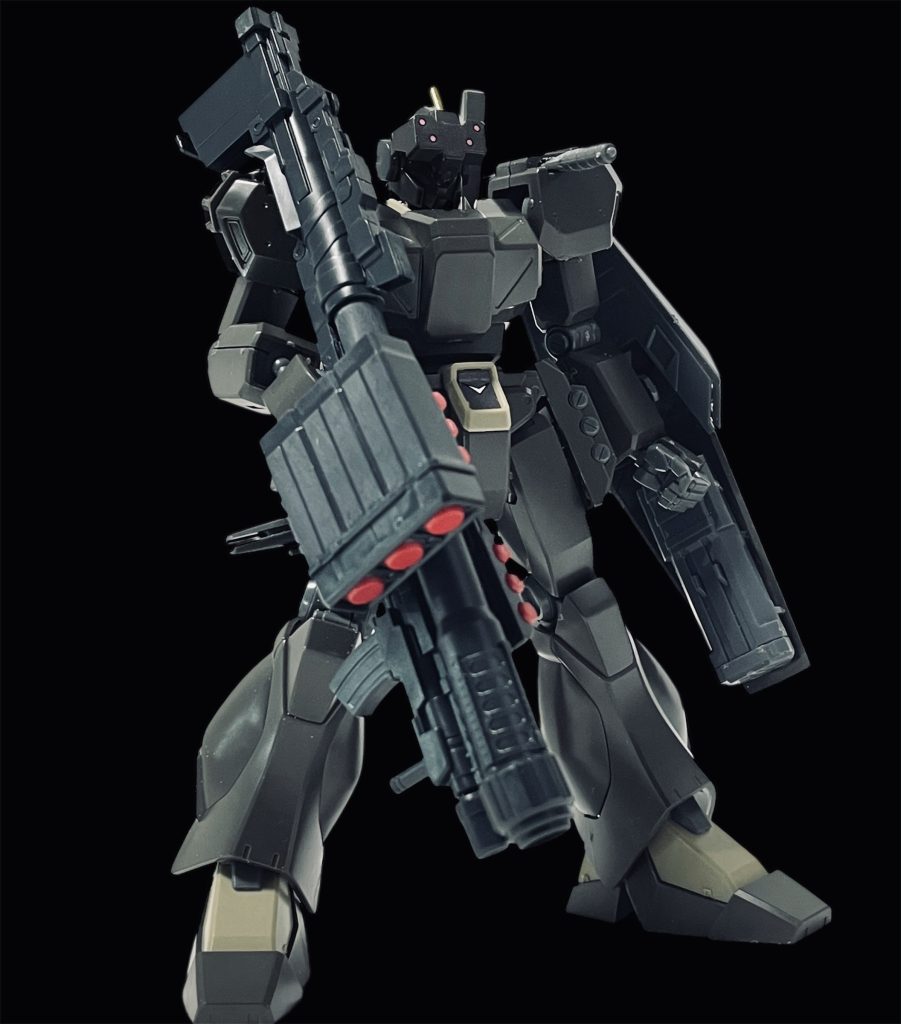 頭部と胸部ぐらいにしか特務感がなかったので武器を追加しています。シールド裏側下部にスペースがあるのでミサイルランチャーやハンドグレネードを追加しています。