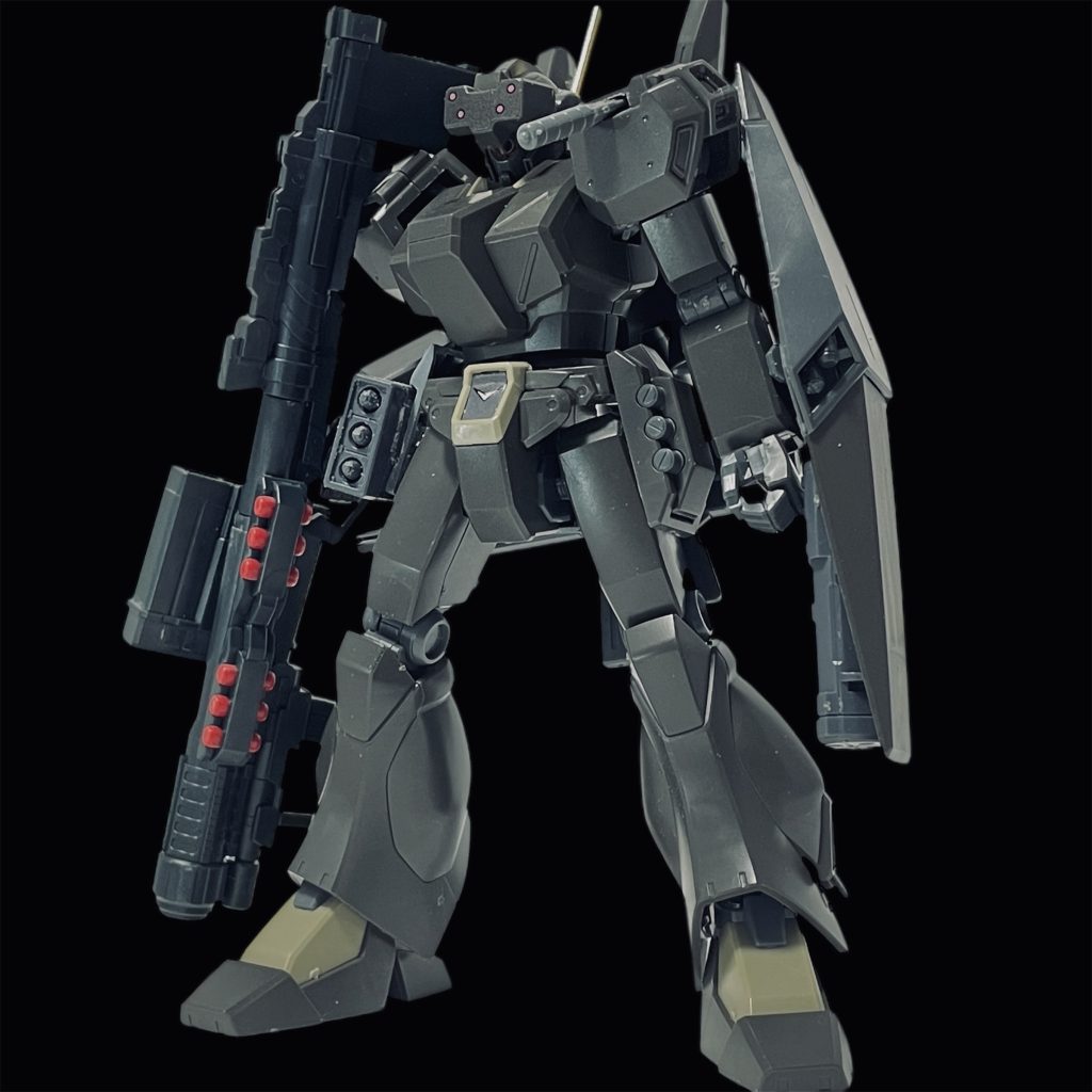 バズーカはジェガンタイプのものではなく、フルアーマーユニコーンの物を装備させました。右腰にはザクのミサイルポッド、左肩にはジムスナイパーK9のナイフを装備しています。