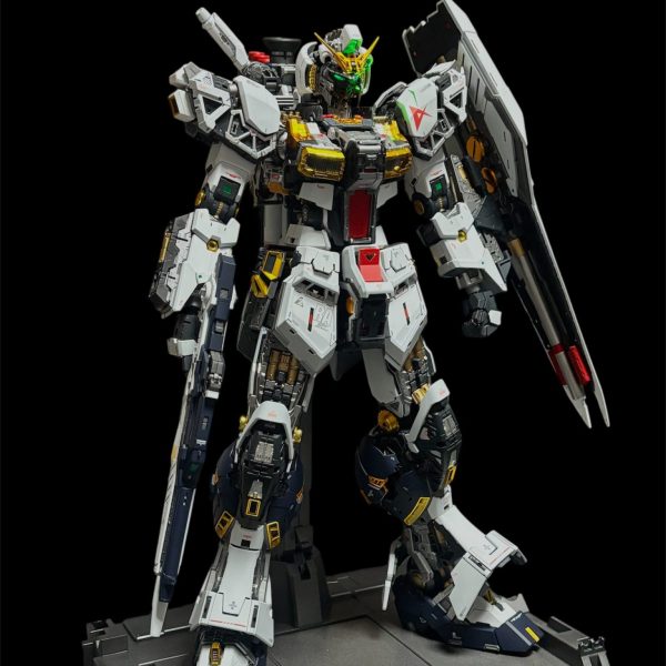 脚部　外装黒、全身　外装白一部