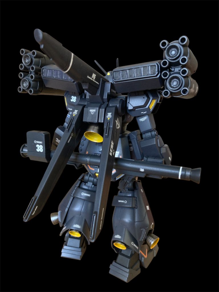 後ろ姿がとても好きです。腰部にオリジンガンダム用のバズーカラックを付けてバズーカをマウント。バーニアはスターブライトアイアンにした上で中をオレンジイエローに塗装。