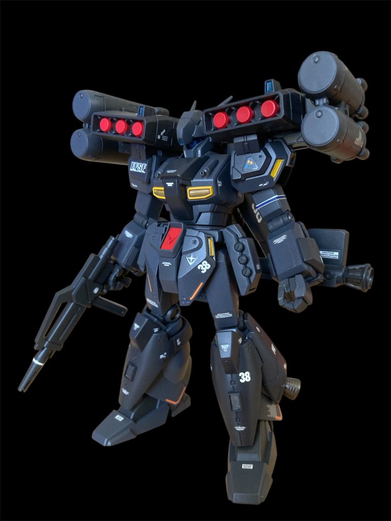 カラーリングは悩んだ末にダークグレーっぽいものにしました。本体はMSグレー、武器、バックパックはジャーマングレー、装甲はミッドナイトブルー。デカールも手持ちのものを貼りまくりました。