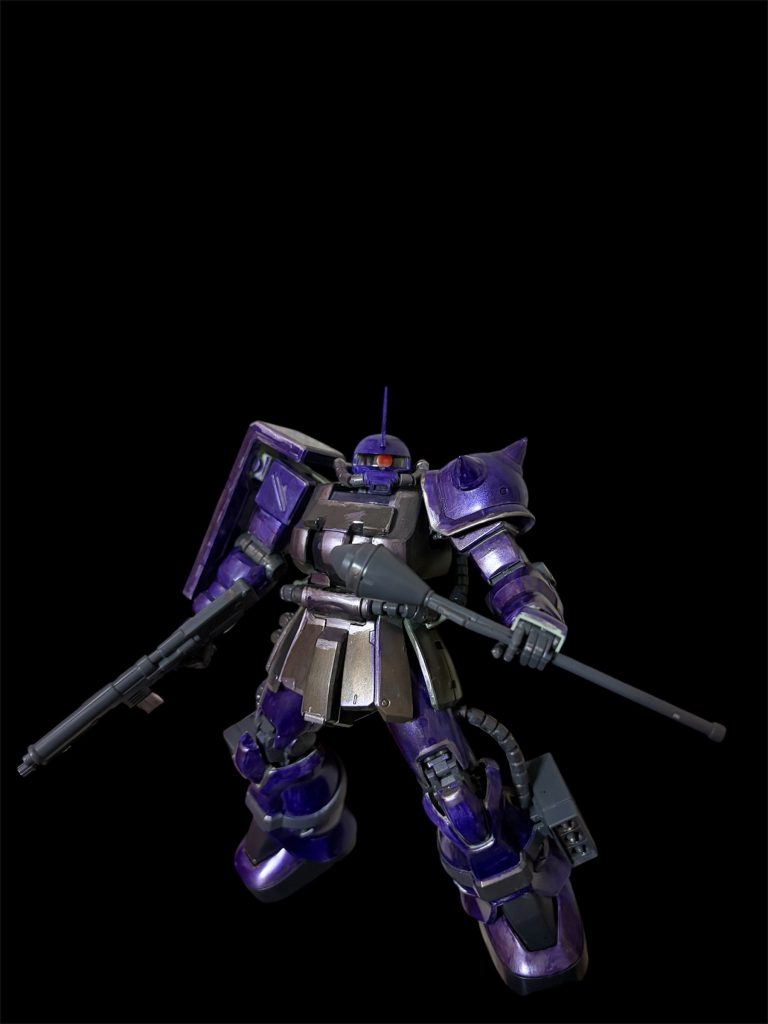 アーマー（胸部・腰部など）： こちらはダークブロンズ風に塗装。メタリックバイオレットとは異なる、マットで落ち着いた金属の質感を演出。バイオレットとの美しいコントラストを生み出し、機体全体の「重厚感」を飛躍的に高めています。&nbsp;