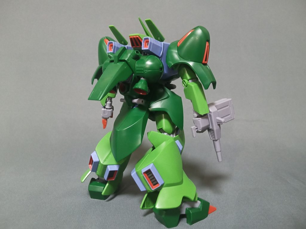 その流れで息抜き的にパチ組み部分塗装で終わるつもりでしたが組んでいくうちにどうしても気になる箇所が出てきたので部分的に弄ってみましたというのもUP主はどちらかと言うと「固定モデルより可動モデル派」「プロポーションよりギミック重視派」なので、例えば「ズサのブースター接続部のフタ」とか「ドライセンのガトリング展開」みたいな、旧キットでは再現されてたギミックがHGUCでオミットとか差し替えとかになってたりすると「HGだよ？ハイなグレードだよ？ハイじゃないグレードでできてた事ができなくなってちゃダメでしょ」という悶々とした感じの箇所がこのキットにもあったからなのでした⁽⁽꜀(:3꜂ ꜆)꜄⁾⁾