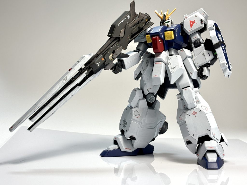 本体はUC版グスタフ・カール(13型)。上半身は、胸のダクトの形状を変更したり(拳の甲パーツ)、コクピット前のカバー部分をカットしてイメージ変更。下半身は一部余剰パーツに付け替えてイメージ変更。腰の動力パイプはオミット。サイドアーマーは若干の形状変更。