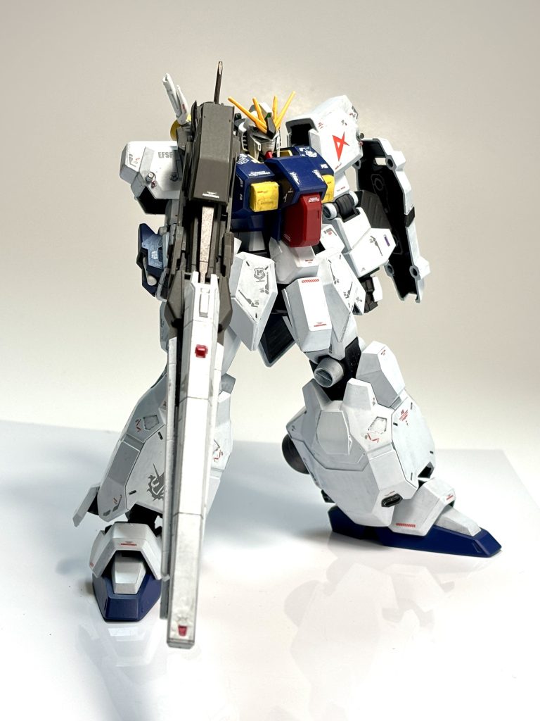 腕周りは、ほぼグスタフ・カールのまま。右腕にνガンダム左腕のビームサーベルラックを取り付けた程度。