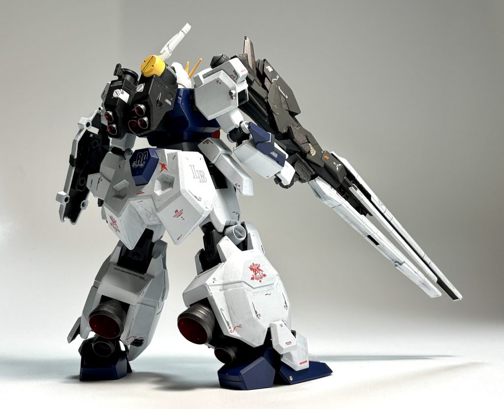 ひざ下は左右入れ替えて、でっぱりパーツをカットしてイメージ変更。また、背面・ふくらはぎ部のタンク(?)をオミットして、代わりに大型スラスター(サードパーティのディティールアップパーツ)を取り付け。背面は、グスタフ・カールの中央バックパックに、νガンダムのバックパックを左右に装着。