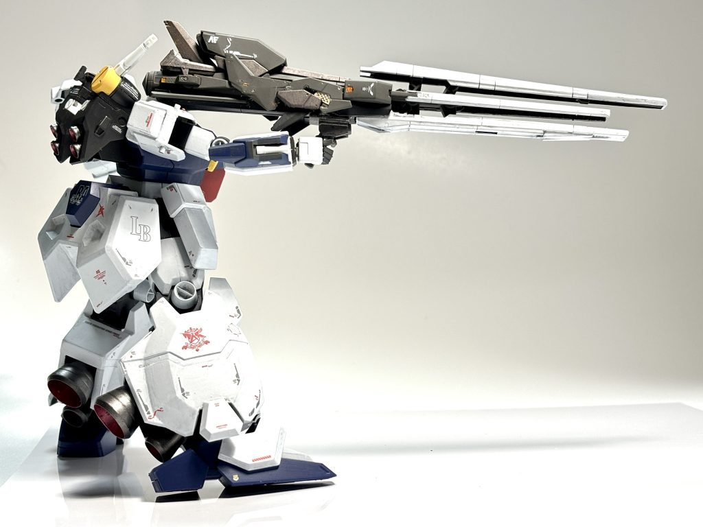 大型武器は、以前の作品用に作っていたもの。「EG RX-93ff νガンダムのロングレンジ・フィン・ファンネル」を手持ち式にしたものです。