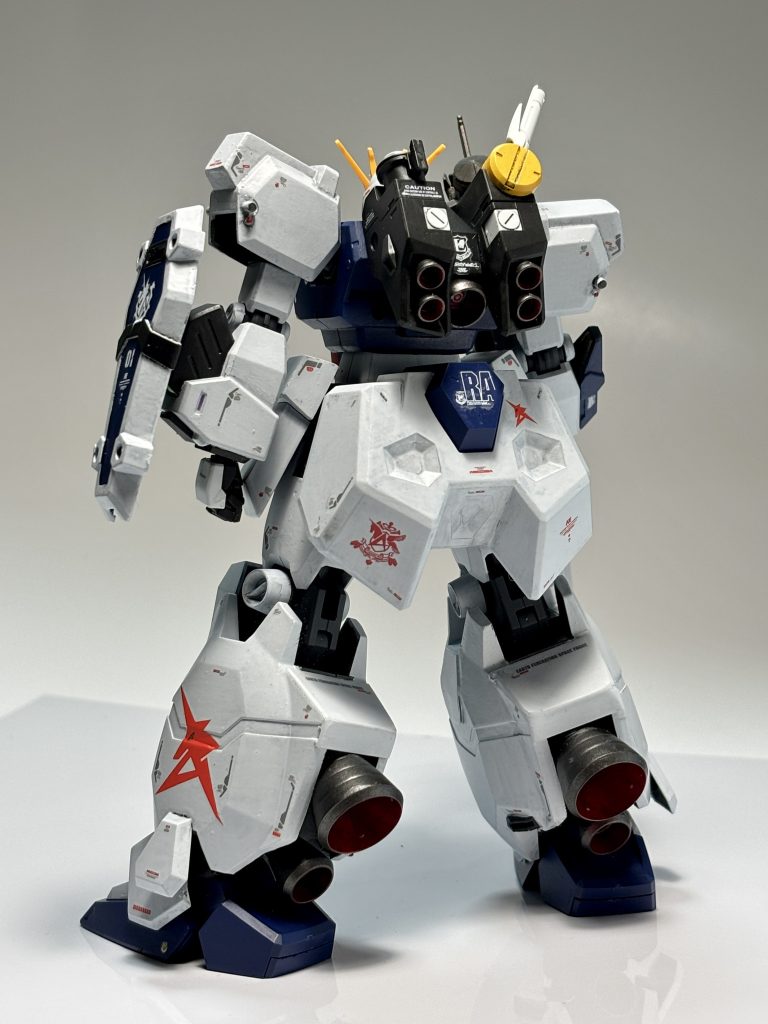 右腕の小型シールドは「ガンダムベース限定 オプションパーツセット」の「カスタムウェポン&ジョイントセット②」、要は、昔ガンプラを買ったらオマケで付いてきたビミョーなパーツセットのアソート版のもの。