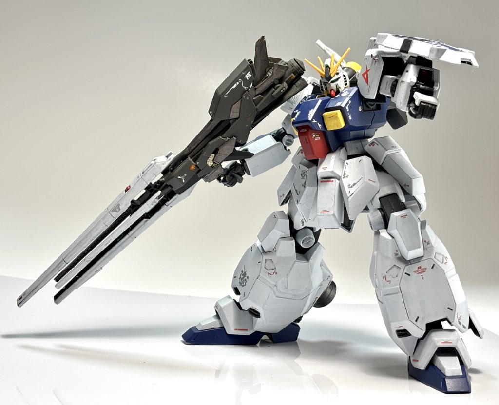 いつものように水性ホビーカラーで筆塗り全塗装。水彩絵の具で墨入れして、デカール貼って艶消しトップコートで仕上げ。白はガンダムホワイト、紺はティターンズブルー2。デカールはガンダムデカールのみ。RG版νガンダムとHi-νガンダム用を多用。