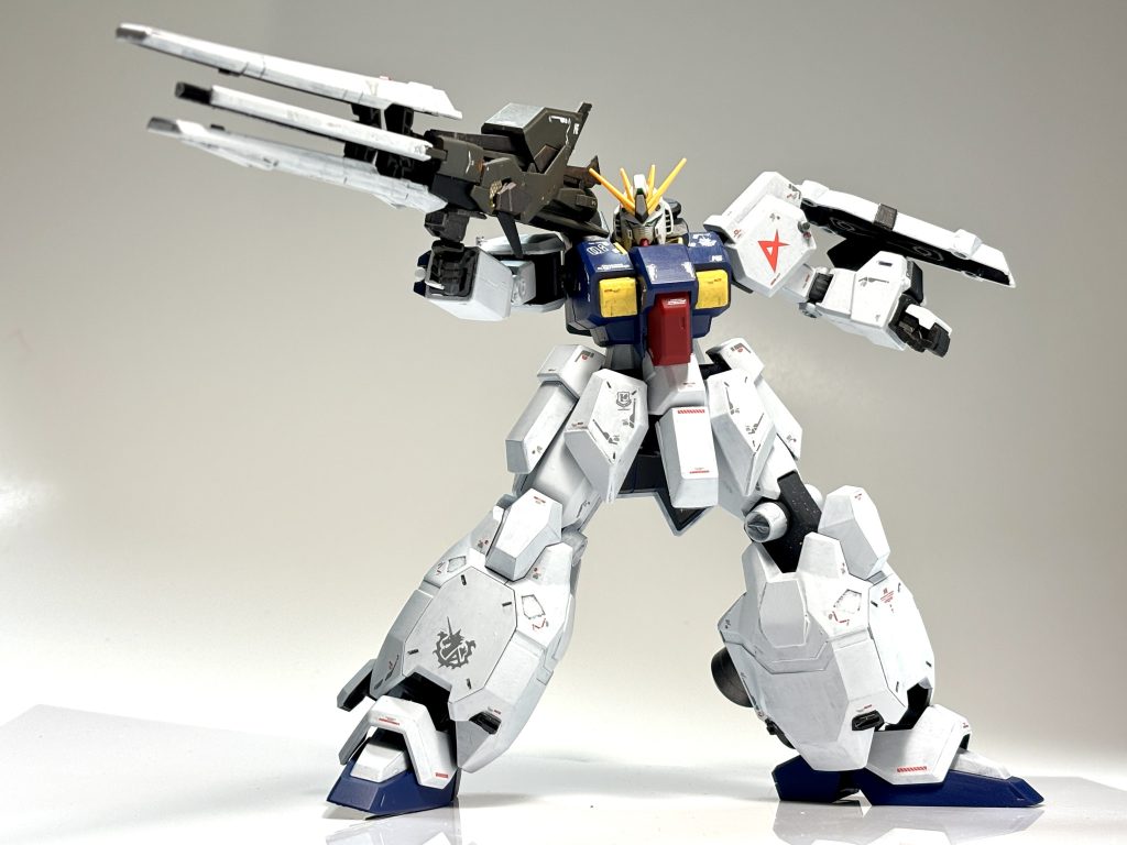 (来週以降投稿しますが)HG νガンダムのボディにUC版グスタフ・カールのヘッドを組み合わせたオリジナル機を製作しました。その余剰パーツ群でこちらを作ってみました。νガンダムの重装型、ということで、「RX-93 ヘビー νガンダム」と命名。