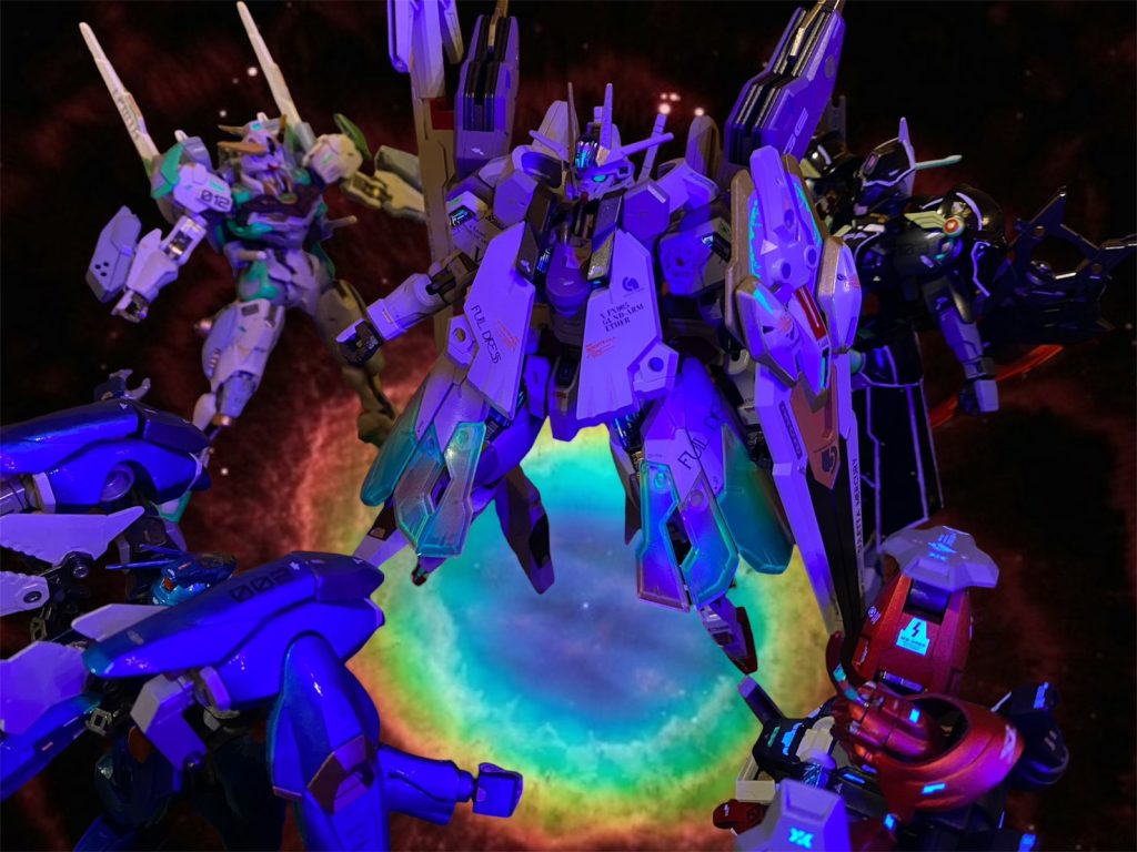 それぞれの機体のシェルユニットは虹色に光り、そこから溢れ出たパーメット粒子の輝きが、ガンダムたちが取り囲んでいる空間を満たしている。&nbsp;そして、その輝きの向こう側から、それは現れた。&nbsp;「パーメット識別コードに、該当機種無し。全く固有の周波数を持った、新しいGUND-ARMです！！」「ガ、ガンダム？…5機目のガンダムだと言うの！？」