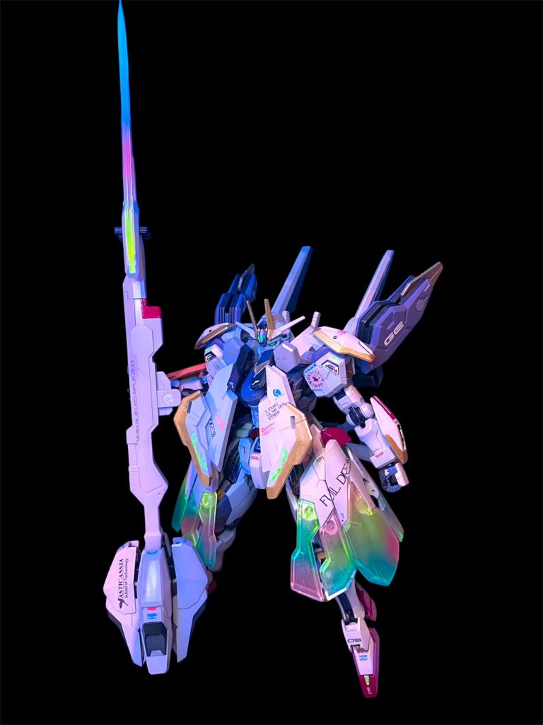 本機専用の増加装甲プランである「フルドレス」は、装甲に組み込んだシェルユニットを増設する事でGUNDフォーマットの能力を大幅に強化させるという新しい設計思想のもと開発されており、従来の無骨で重々しいフルアーマープランとは一線を画す、優美で女性的なフォルムとなっている。エスカッシャンと同様、磁場シールドを発生させて機体の防御力を高める他、増設されたスラスターとテールスタビライザーにより機動力も強化されている。フルドレスを装着した形態でも、エスカッシャンとの合体機構であるビットオンフォームを使用可能であり、高い防御性と高機動を両立する。スコア∞の状態では、通り過ぎただけで近くの機体をオーバーライドさせる程の強力なデータストーム空間を構築し、その力は最早、時間や空間を超越し、次元の壁をも越えると言われている。