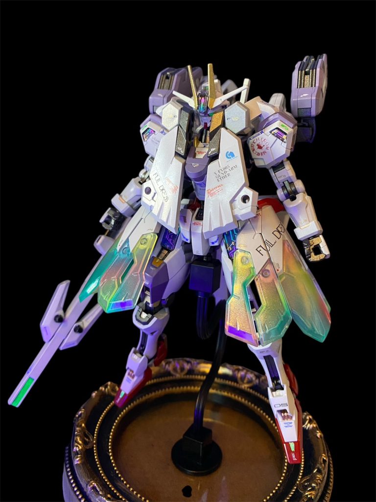 この連載企画の大トリ主人公機というコンセプトで制作しました、ガンダム・エイテール。エアリアル改修型とキャリバーンとのミキシングで、前編で登場したエアリアル・ヘキサの片割れという事になります。頭部、両腕、腰から太腿、足首、バックパックと大部分がキャリバーンからで、アンテナと胴体、膝下、フライトユニットの両脇という限られた部分が改修型からですが、上手く印象を変えられたと思っています。本作の特徴でもある「フルドレス」は、コトブキヤのエクスアーマータイプEドレスver.というオプションパーツを使いました。、やや美少女メカプラ系のデザインだったんですが、水星系の女性的なフォルムのガンダムにはピッタリだったと思います。