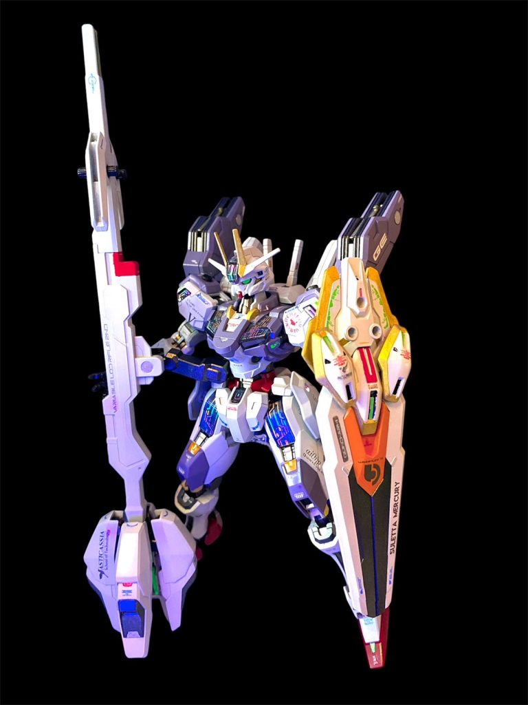 各部の意匠にはキャリバーンやエアリアル改修型に酷似した部分が見て取れ、性能面でも両機の長所を取り入れた発展機といえる。エスカッシャンの運用能力も備えており、劇中ではエアリアル・ヘキサから切り離されたものを、受け継いで使用した。