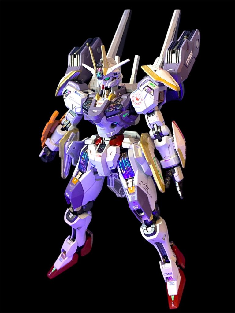 続いて、フルドレスを外した素体です。実は、この機体をνガンダムカラーにする案もあったんですが、紫も捨てがたく、「あっちがνガンダムオマージュなら、こっちはHiνガンダムでどうだ！」と、決定しました。フェイスマスクにも、三本スリット入れてます。シェルユニットは、毎度お世話になっているイタミテックさん方式です。