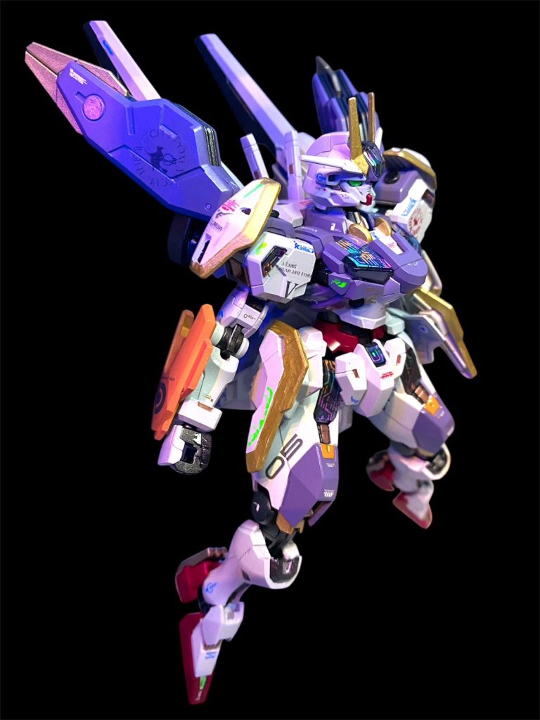 こちら側には“水星の魔女”のパーソナルマークが入っています。過去作のキャリバーンでは、アシタノデカールの赤系の蛍光デカールを使ったので、今回は同じデザインの青系ネオンデカールを使用してみました。