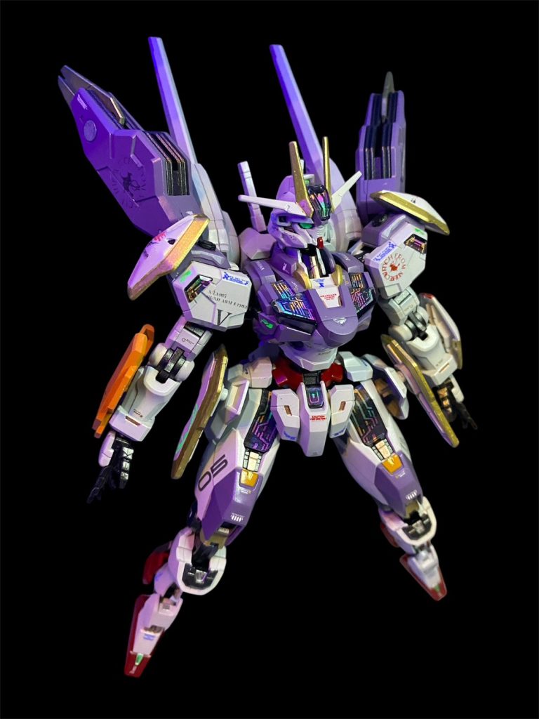 【機体解説】X-EX005 ガンダム・エイテールは、エルノラ・サマヤ博士がスレッタ・マーキュリーの為に設計していた専用MSである。しかしながら、それは我々の知るアド・ステラとは異なる時間軸を辿った世界のものであり、あちら側でエルノラ博士が研究主任を務める株式会社ガンダムやアスティカシア高専の協業プロジェクトにより誕生した機体であると思われる。スレッタの乗るエアリアル・ヘキサが撃墜された際、集まっていた四大精霊の名を冠するGUND-ARM達の共鳴により、かつてクワイエットゼロ騒乱の際に観測されたスコア∞が再び発現。向こう側の世界の設計データと、騒乱時に崩壊し消失していたかつてのガンダムたちのパーメット粒子を使って再構築された姿である。