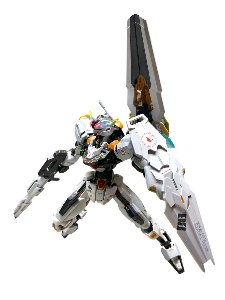 エスカッシャンを背中につけてしまったので、シールドはユニコーンの余剰パーツと何かの余剰パーツをくっつけてでっち上げました。アムロのパーソナルマークが入る部分には、代わりにオリジナルデザインの”水星の魔女”のマーキングデカールを。これが赤色で入ることでさらに雰囲気が近づきます。Ｖ字アンテナはキャリバーンのものを使ったので、スモーククリアと蛍光グラデ塗装を施した虹色バージョンも。シェルユニットも、毎度お世話になったイタミテックさん方式でビコーン！頭と、両腕、腰から腿までと、足首はエアリアル改修型。胴体と膝下はキャリバーンという構成です。所々にシュバルゼッテの余りもの。