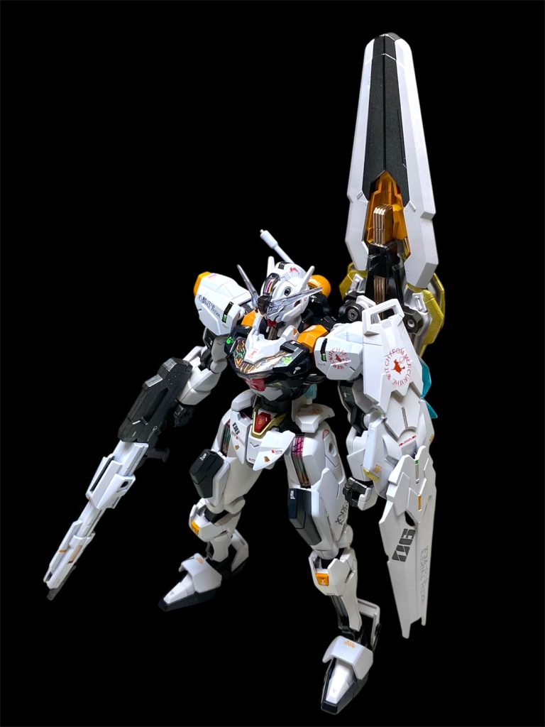 【あとがき】前回投稿後から仕事の繫忙期にひと区切りついたので、集中的に作業を続けられて、何とか最終章をお届け出来ます！え？それでも1か月近く経ってるって？言い訳になりますが、最終章…都合により、二体同時制作を進めておりました!!笑というのも、前作のガンデリクサーは当初ガンドノードとエアリアル改修型とのミキシング予定↓ガンドノードはほとんどそのまま使用してしまったので、新たなミキシング素材としてキャリバーンを購入↓最終章の機体ミキシングした余りのパーツ合わせたら、何かイイ感じにまとまったので、急遽こちらも制作してフォトストーリーでも出番を与える　⇒イマココ！⇐となりましたｗそれに伴い写真も多くなりましたので、最終章は前後編の二本立てとさせていただきます！！（実質全七章！）で、なんでここにνガンダムが突っ立てるかは、作者の趣味ということでｗエアリアルヘキサというネーミングを先に決めていたので、カラーリング、はＶガンダムヘキサオマージュのトリコロールと迷いましたが、左肩にエスカッシャンを背負わせたら、もうそれにしか見えなくてνガンダムカラーにしました。&nbsp;