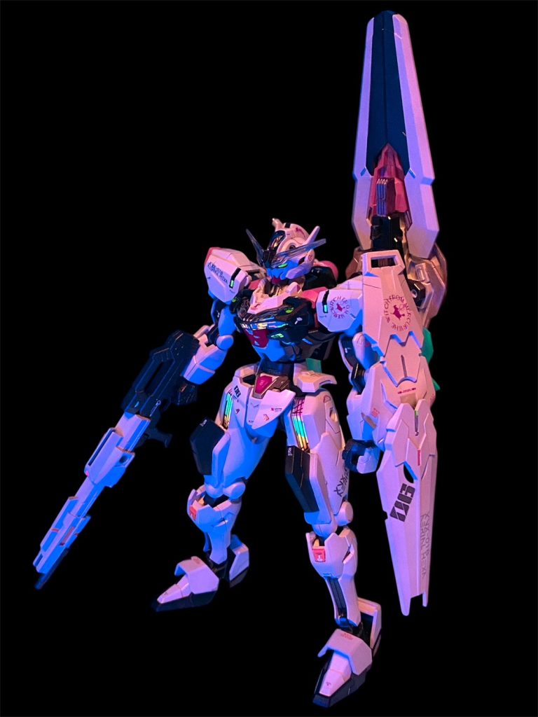 機体解説】XVX-018 エアリアル・ヘキサはかつてシンセー開発公社が計画を進めていたGUND-ARMの量産型モデルの一機である。オックスアース社がルブリス系統のガンダムの量産化を進めていたのと同様に、シンセー開発公社もまた、ワンオフ機であるエアリアルの量産化を計画していたが、13番目のリプリチャイルドであるスレッタマーキュリーが、アスティカシア高専で順調にパーメットスコアのレベルを上げていった事により、レディ・プロスペラの計画の中心はエアリアルとガンドノードへと移行していった。結果として、クワイエットゼロ騒動時にはデモンストレーション用に組み上がった数機が生産されていたのみであり、スレッタが見つけた機体は、事件後の混乱時に宇宙議会連合が接収していた一機である。