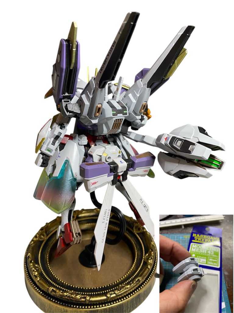 リアアーマーに取り付けたリボン型スラスターは、前述した中でもかなり可愛い系のモチーフでしたが、スレッタの機体だったからこそ、合ったと思います。スラスター部など、出来る部分は開口しました。また、ダクトの一部は開口部がかなり大きかった為、今回アオシマのモデリングメッシュというエッチングシートを初めて使用して裏打ちしました。