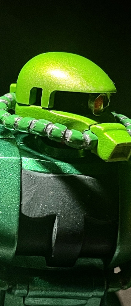 エナメル塗料で動力パイプを塗ってから、鉄ヤスリでキズを付けて、塗装が剥げた感を出してみました。