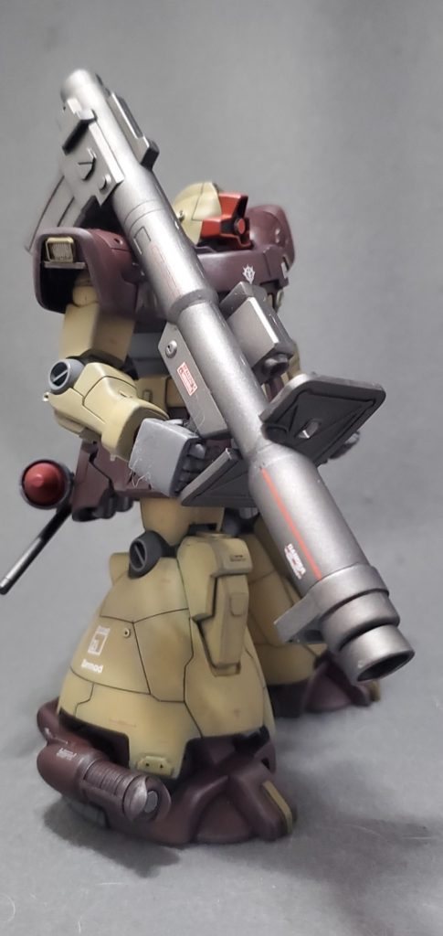 肩の隙間が大きいのでプラ板とパーツで隠しました