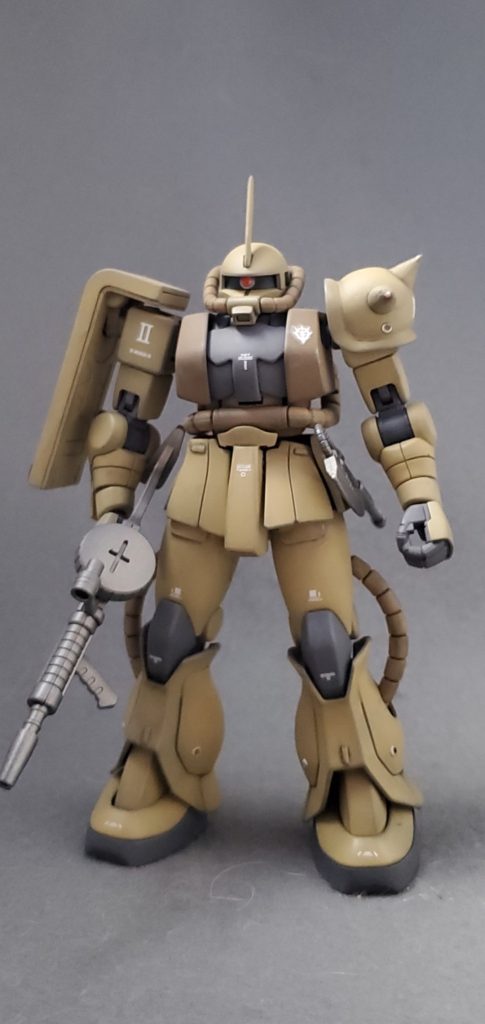 合わせ目消しはしませんでしたブレードアンテナはプラ板で大きいものを作りましたザクマシンガンは上手く持たせる事が出来なくて、後ろの板？の幅をカットして狭くしました