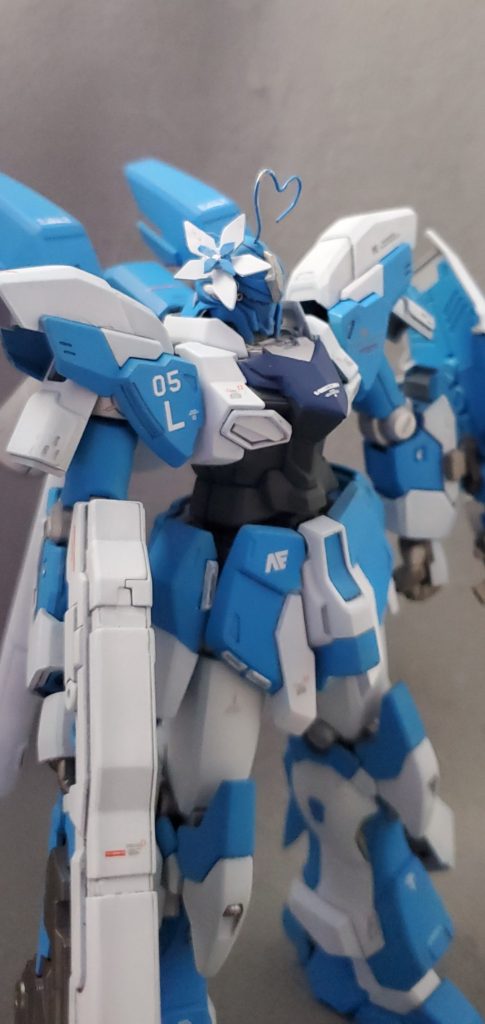 塗装とエングレービングを削って平らにしましたプラ板と真鍮線で頭の花飾りとアホ毛作りました合わせ目消しや改造ははしてません