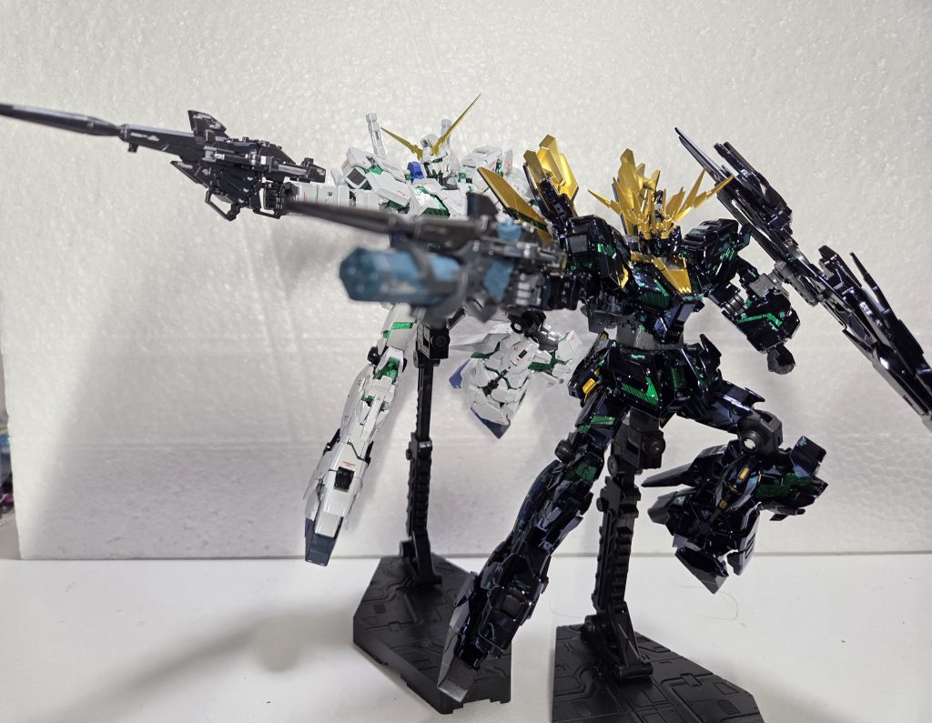 最後に過去に作ったユニコーンver.SPCと合わせて、ダブルビームマグナムをさせてみました。白と黒のコントラストが美しいですね。正直ユニコーン作った時いつか再現したいと思ってたのでそれが叶って嬉しいです(*^^*)最後までご覧いただきありがとうございました。次回も見ていただけたら幸いです。