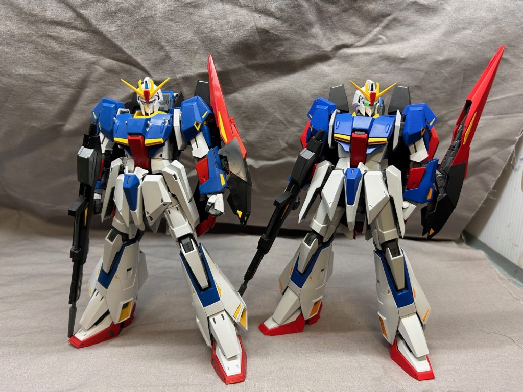 ポーズが適当ですが比較のため友人に借りたパチ組みと比較。謎の目標に向かった努力が分かっていただけますでしょうか?しかし改修ですっきりはしましたが今見たらパチ組みもこれはこれでいいですね。あと私のは制作過程で動かしすぎてクタクタなのでまだまだ調整が必要です。