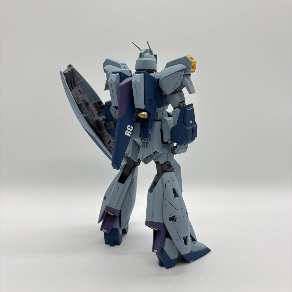 塗装モデルカステン : フランカーカラーセット1クレオスXKC04 : ファルコンノーズイエロー (荒野のコトブキ飛行隊カラー)ガイア EV-13 : エヴァダークパープル (ヱヴァンゲリヲンカラー)クレオスC37 : RLM75グレーバイオレットを使用したのを覚えています。ブルー部分はかなり青みを強めたくて混色した気がしますが覚えていません。設定画みたいなものが見つからず、使てみたい色をメインの色にしてみました。本来MGの成型色的にもっとグレーに濁った色をチョイスしたほうがそれっぽかったかもしれません。これを作っているときだいぶ点打ちにも慣れて、左右対称のスジボリを彫れるようになって練習してよかったです。調整せずスタイル良く立ってくれてまたチャレンジしたいプラモデルでした。次やるならヘルメットとか調整してみたいな