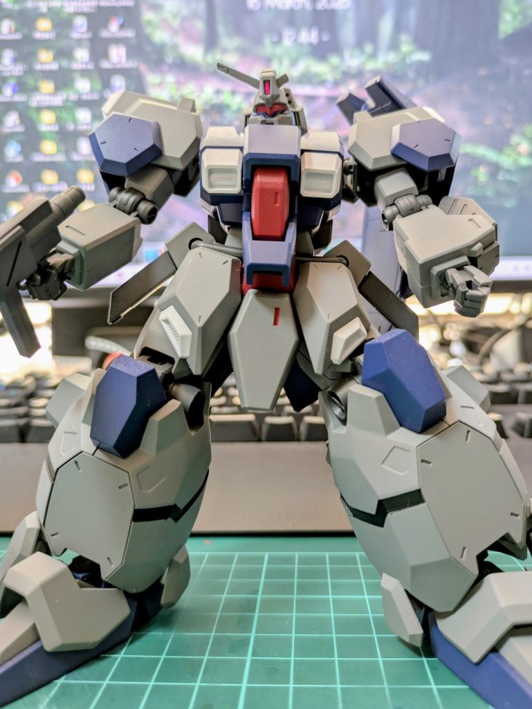 ちょっとアングルは違いますが、下半身のボリュームに大きな違いがありますねUC版は下半身ががっしりとした印象00型はUC版を一回り細身にした感じです