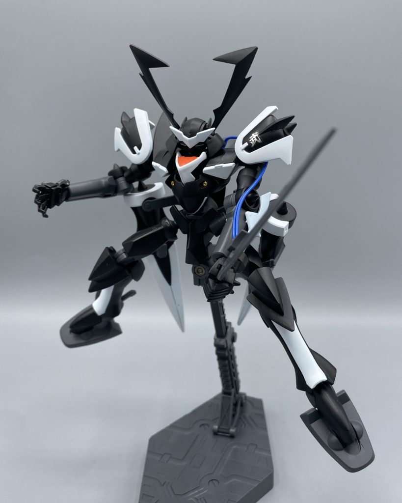 強化サーベル「シラヌイ」　刹那との戦いを前にして、グラハム・エイカーとばらしちゃうお茶目なブシドーさん(笑)　スサノオの戦闘スタイルは、手持ち銃火器を持たぬ近接特化で、日本刀風の実体剣「ウンリュウ」と「シラヌイ」を装備しています。　実体剣とは言え、刃の表面にはビームサーベルをまとわせており、ビームと実体剣の良いトコどりを可能にした強力なサーベルになっています。　刀の基部となるビーム発振器は、マスラオのビームサーベルから移植されています。ウンリュウの元はダリル、シラヌイの元はハワードと名付けられていました。かつて散った同胞たちと共に、彼は戦っていたのですね。&nbsp;私の空を汚し、同胞や恩師を奪い、フラッグファイターとしての矜持すら打ち砕いたのは他でもない。君とガンダムだ！