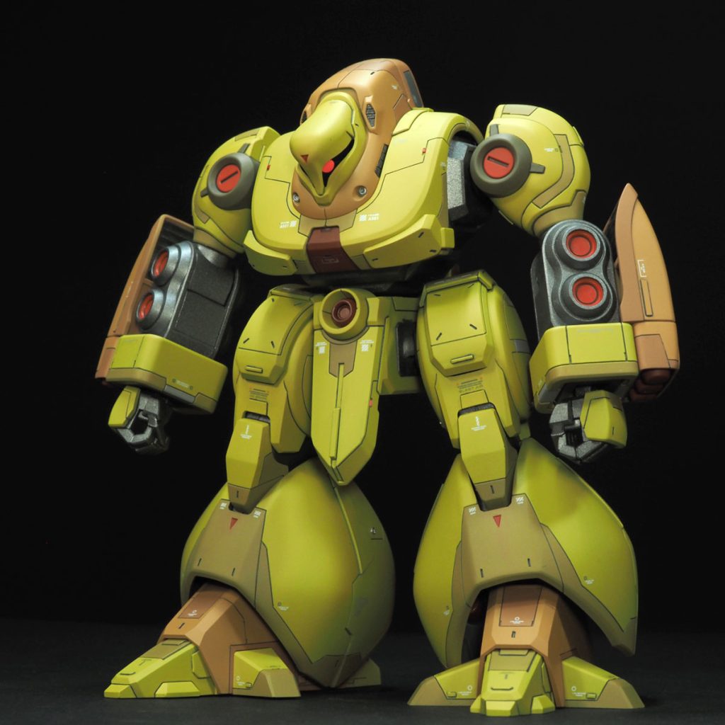 こちらはズサの素体。ブースターがないと可愛さがアップします。モノアイはクリアピンクのランナーを削ってドーム状にして、蛍光ピンクで粗糖したものです。両面テープで貼り付けなので、位置を変更できます。