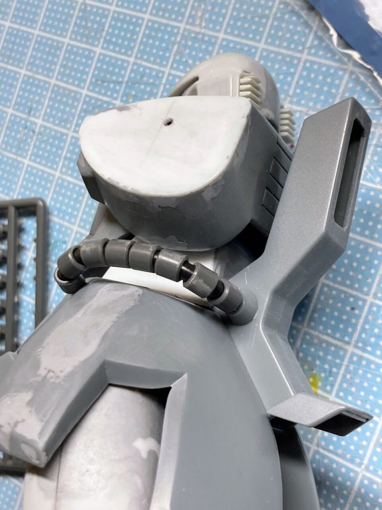 このキットの良い点、それはバックパックがちゃんと設定通りスカートの後ろから生えている点です。この方が姿勢制御しやすいのでしょうか。なかなか特殊な構造で面白い。ザクIIIのバックパックはかなり大きめなので、重量バランス的に背中に付けると重力下では転倒しやすいから腰に固定……とかでしょうか。宇宙で運用するのであまり関係なさそうな感じもしますが。HGUCのザクIIIだと、従来のザクと同様に背中に付いてます。まあ普通はそうするよね……