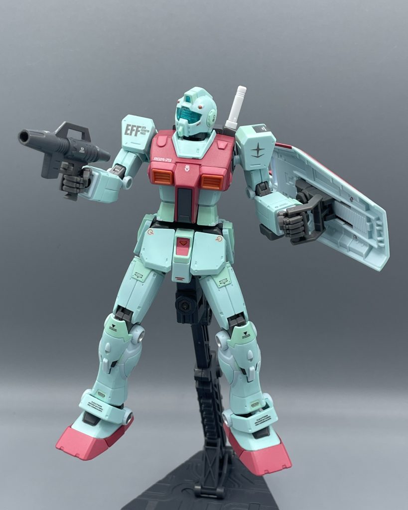 ビームスプレーガン　これは見慣れたスプレーガン。ジムと言ったら「っぱこれよなぁ！」な武装です。　１ｓｔのジムは、肩部が胴体と同じくレッドなのですが、オリジン版ではミントグリーンに変更されています。　ミントグリーンは成形色を一部残すことで、３色に色分けしています。