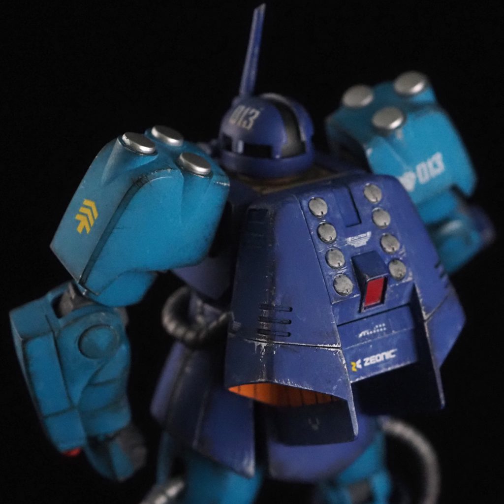 バックパックの塗り分けが意外と難しく、きっちり塗り分けしたのですが、汚し処理した後に、塗り分けした良さがあんまりよくわからないかも…と思ってしまいました。思い切って、塗装ハゲの表現へ変更。こんなに塗装ハゲしていたら、海水で腐食してしまうのでは…などというツッコミは受け付けません!