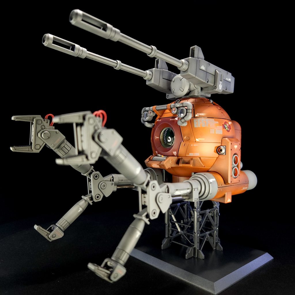 全体的にグラデーション塗装で仕上げています。本体上部のサブスラスタにメタルパーツを用いてディテールアップをしています