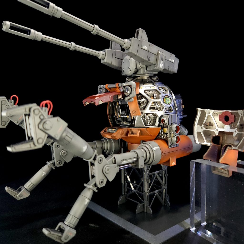 ガンメタルのベースに、シルバー、カッパー、ゴールドで筆塗りメタリック用クリアで保護した上から、エナメルのガンメタルでスミ入れしています外装内側のトラス構造っぽいところも塗り分けてみました