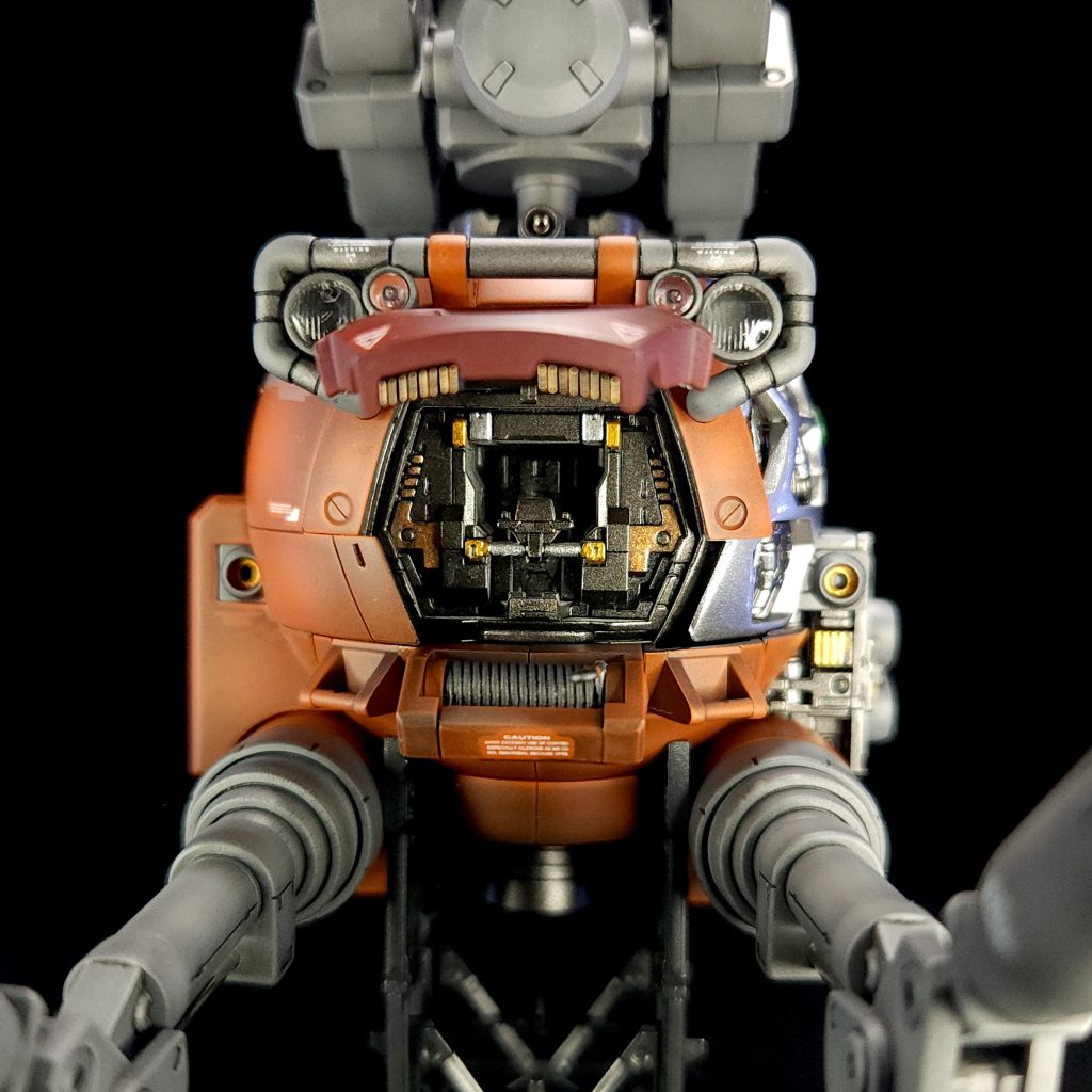 コクピット周りもメタリックで装飾