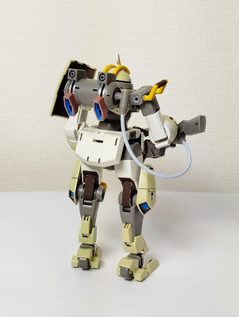 ほぼ成形色のまま一部メタリックシルバー、バンパー部はGQ軽キャノン・白ガンダムに倣い黄色く塗る。水星の魔女シリーズ機のノズルは何となく青色にしてみた。