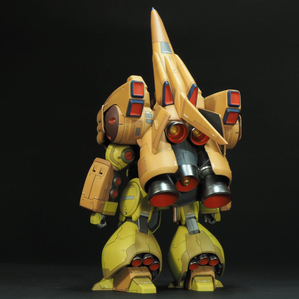 このキットのめんどくさいところ、スラスター周りの塗分け。数多いし、マスキングのしにくい形状なので、よく見るとアラが・・・。