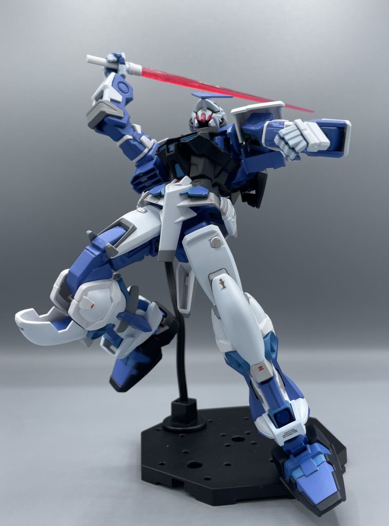 ビームサーベル　可動範囲にアレコレ言いましたが、私はこの無印1/100のアストレイが大好きなんです。よりスタイリッシュなMGなども発売されていますが、自分の好みとしては、このどっしりとして筋肉質な1/100が好みドンピシャです(>_<)✨
