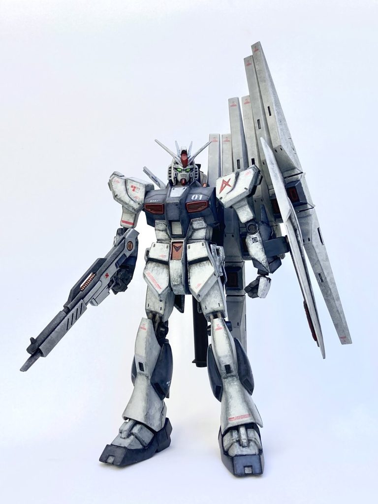 肩の「A」はシンプルな形状なので手書きしましたが、シールドのアムロマークはキット付属のシールを使用。そのまま貼っただけでは周囲から浮いて見えてしまうので、リアルタッチマーカーのレッドやらウェザリングカラーのマルチホワイトやらで馴染ませてみました。