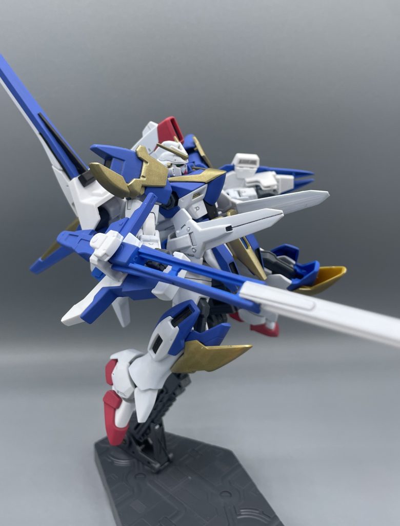 ヴェスバー　あのヴェスバーです。さらっと両腰に装備されています。V2ABの中に居るとやや地味に見えますが、シーブックにして「コイツは強力すぎるッ…！」と言わしめた、あのヴェスバーです。　本当はガバッと縦に開いてビームを放つんですが、HGUCでは残念ながらそのギミックはオミット。それでも雰囲気は十分に出ますね。