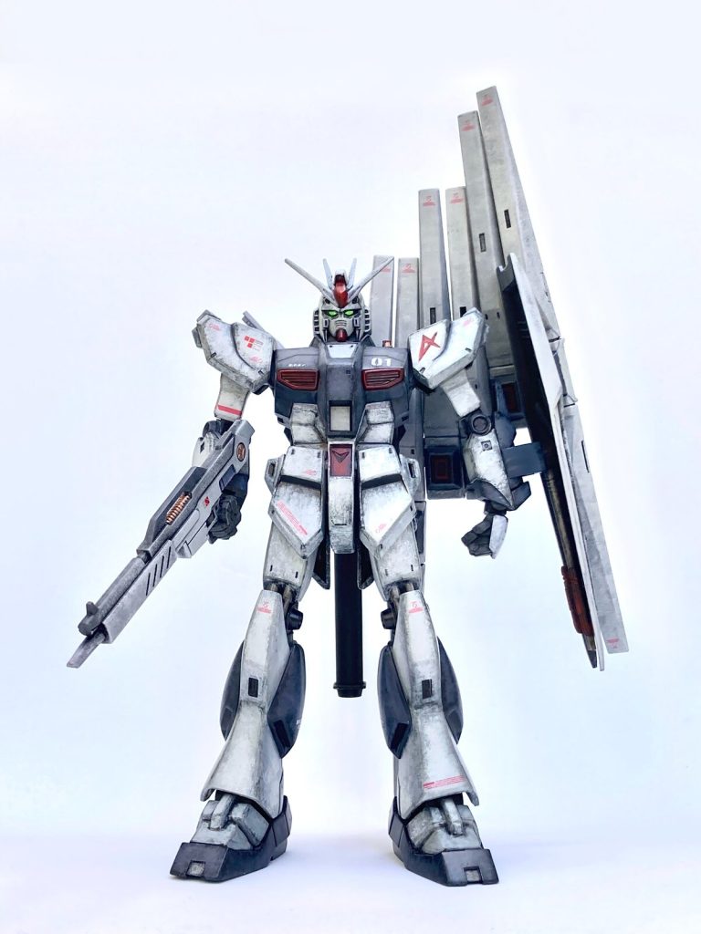 関節がヘタレないように、各部は接着剤で固定しました。背中のファンネルが重く、後ろに転倒しそうなバランスなので、本来ならばスリッパの内部にオモリを仕込みたかったのですが、入手した時点で既に組んで接着されていたため断念。